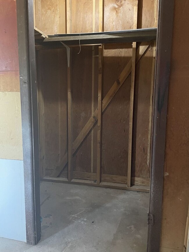 Building Photo - Newly renovated 3/1 with fenced back yard ...