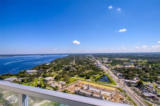 Building Photo - 3000 Oasis Grand Blvd