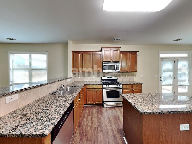 Building Photo - 850 Stonehaven Rd SW