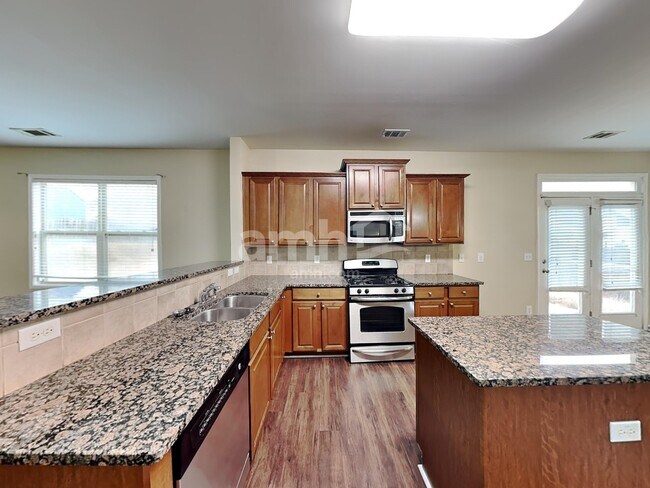 Building Photo - 850 Stonehaven Rd SW