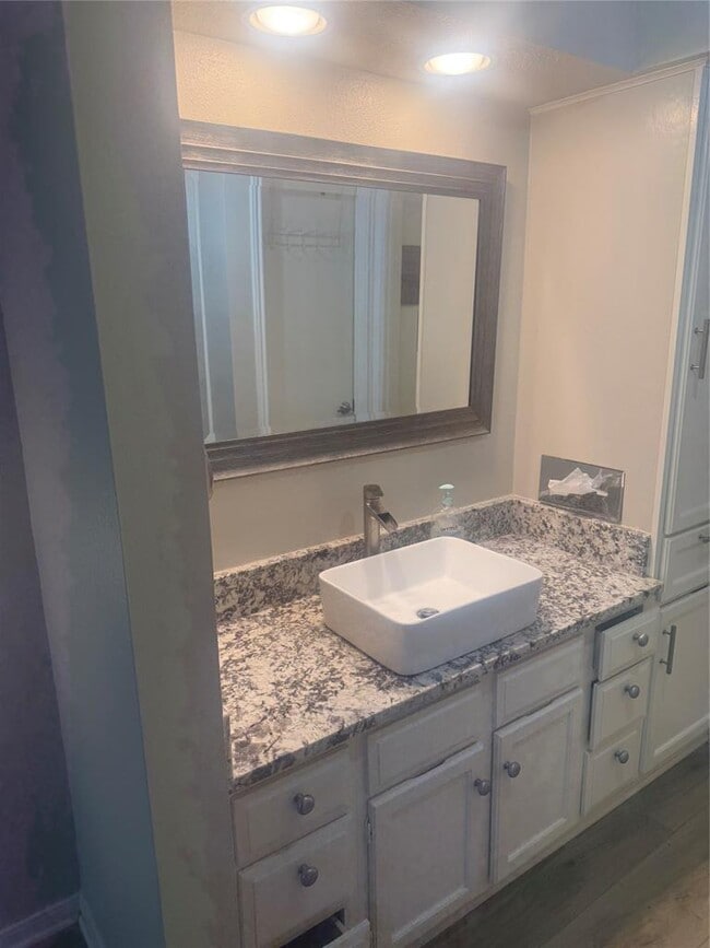 Building Photo - 8888 Tallwood Dr