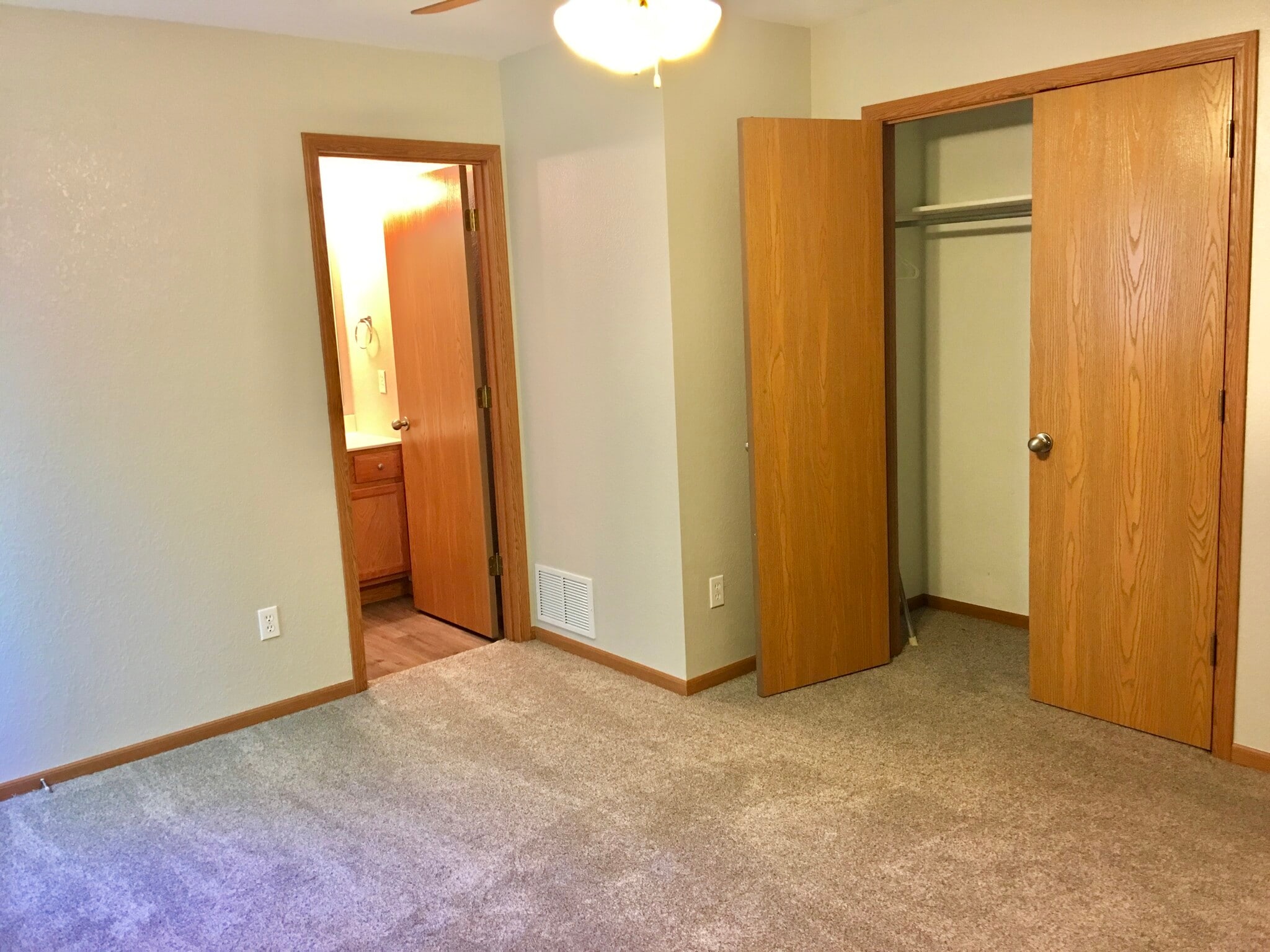 Lower level bedroom with en-suite bath - 5309 Deer Valley Dr