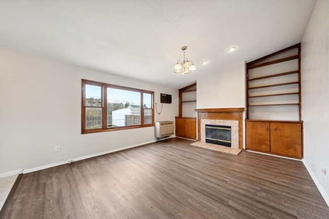 Building Photo - Beautiful Home in South Euclid
