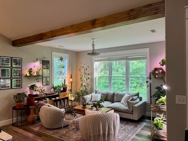 Sitting Area - 1708 W Ezekiel Dr