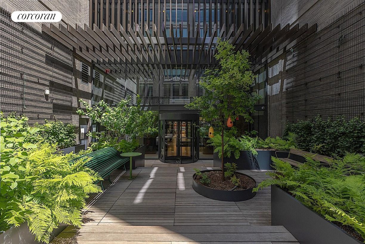 Building Photo - 547 W 47th St