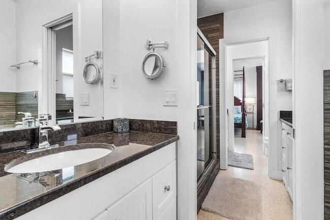 Building Photo - 342 NE 7th Ave