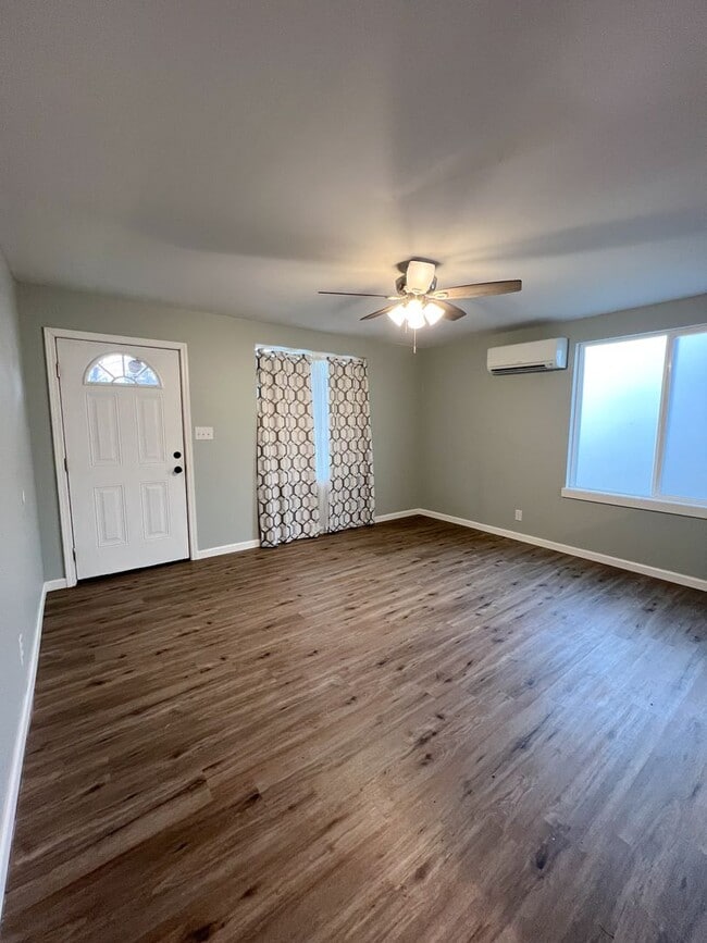 Building Photo - Move-In Special Available! Cozy 3-Bedroom,...