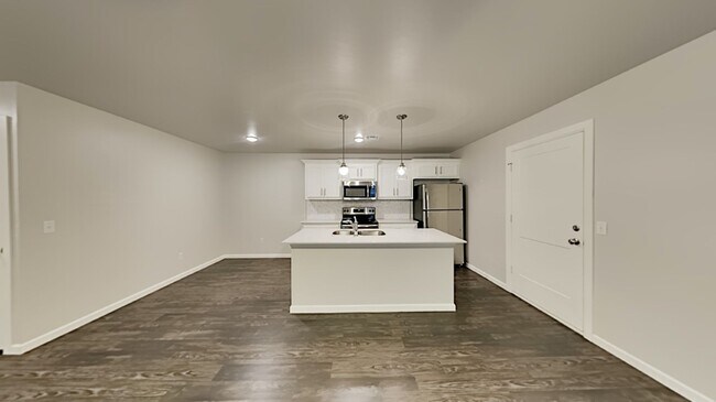 Building Photo - 2 Bedroom 2 Bathroom 2 Car Garage Duplex Close to Broadway Extension and 8 Minutes from Downtown OKC