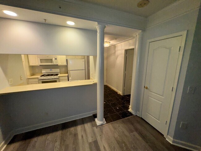 Building Photo - Updated 1BR Condo with Parking Near Virgin...