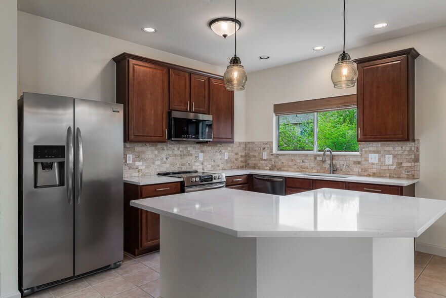 Building Photo - 5708 Sapphire Pool Trl