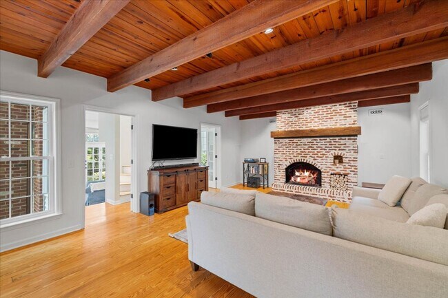 Building Photo - Spacious Home with Fenced Yard Exclusive Access to Hethwood Amenities