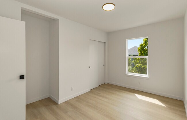 Building Photo - 5655 31st Ave SW