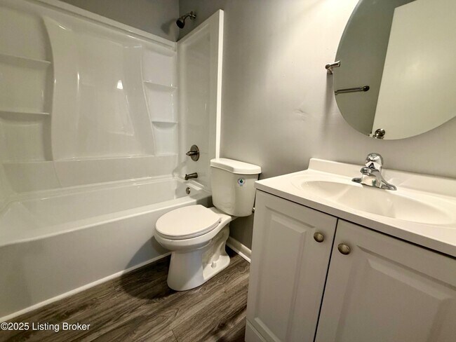 Building Photo - 1825 E Oak St