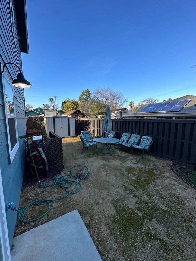 Building Photo - Spacious newer build! Close to downtown amenities and Enloe hospital!