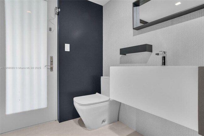 Building Photo - 1325 Bay Dr