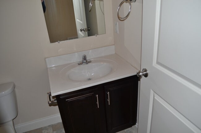 Building Photo - Beautiful Bi-level  Home w/ 2 car Garage and Central AC. One Pet OK!