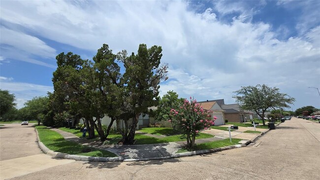 Building Photo - 6634 Briar Glade Dr