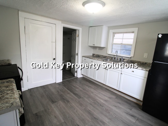 Building Photo - Adorable 3 BR 2 FULL BA House with Fenced Yard and Central Air (SECTION 8 APPROVED)