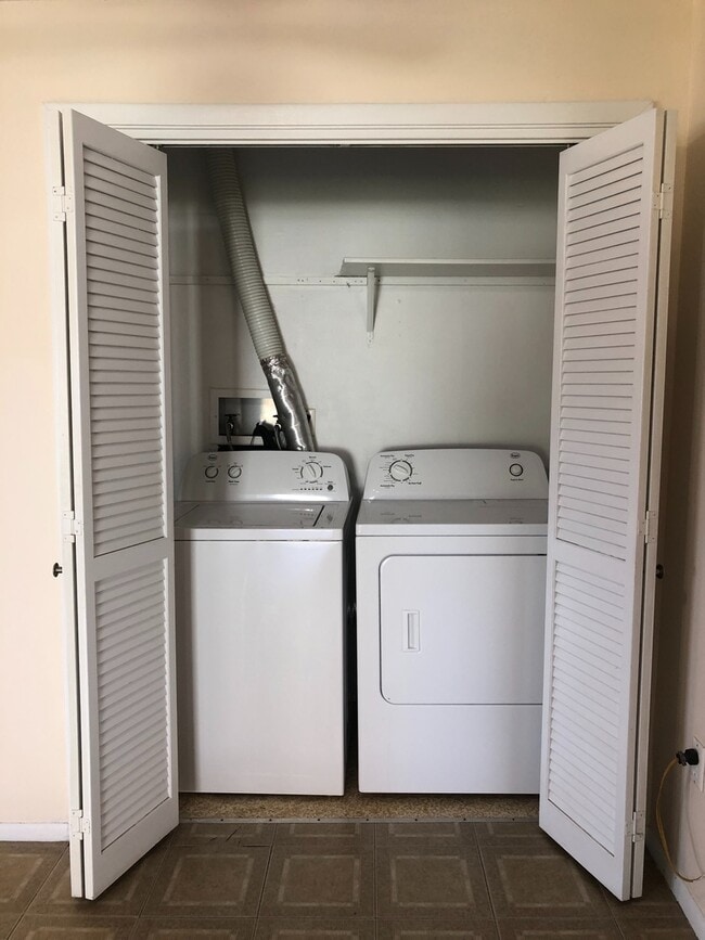 Building Photo - 1 Bed 1 Bath | Large Yard | Washer/Dryer H...