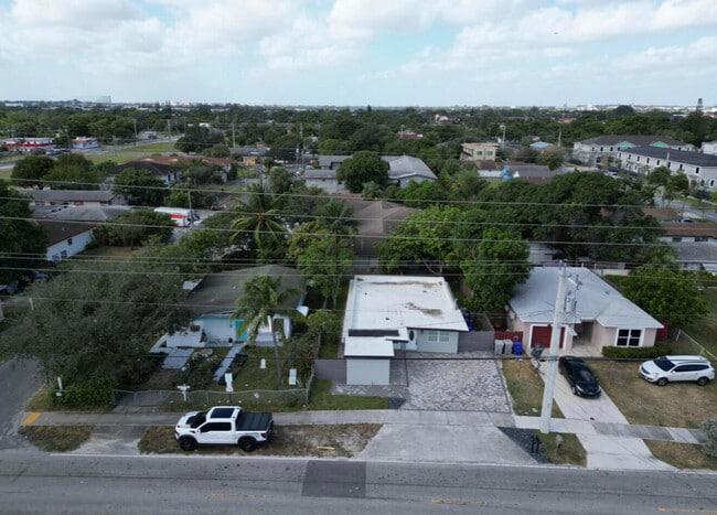 Building Photo - 707 NW 3rd Ave