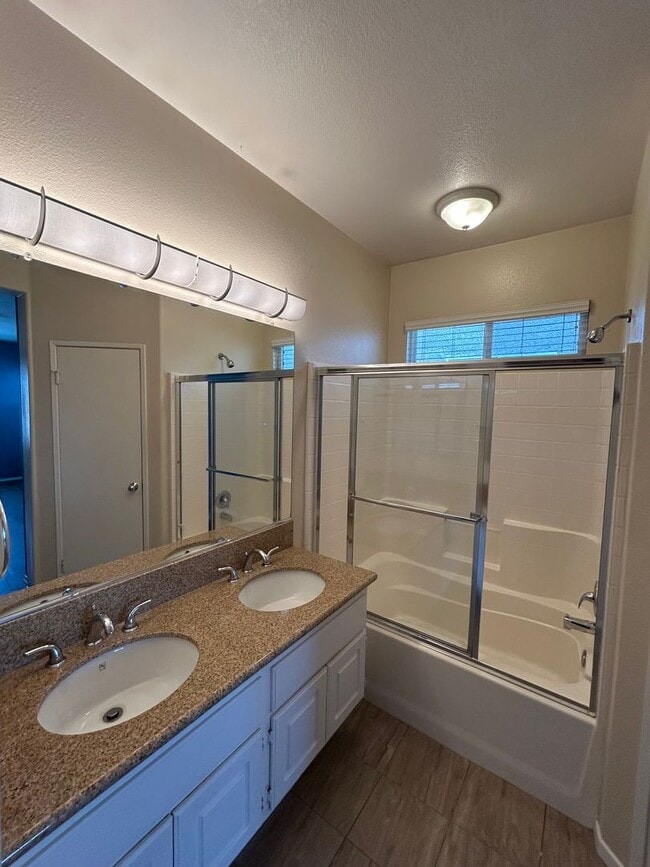 Building Photo - Updated 3 Bedroom