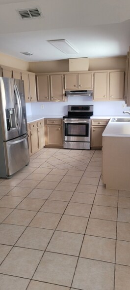 Building Photo - 1900 Lark Ave