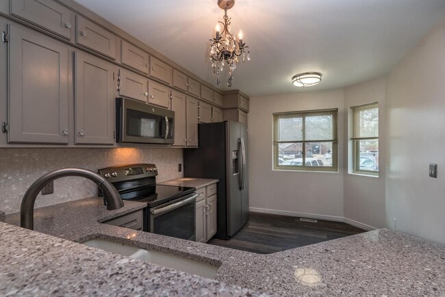 Building Photo - Spacious 3 Bedroom, 3 Bathroom Willowbrook Condo in Gunbarrel