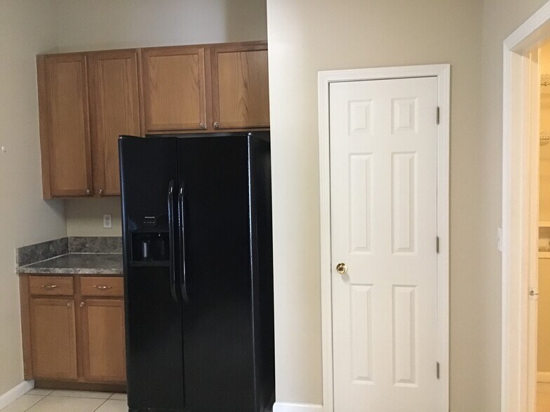 Building Photo - 2038 Belhaven Dr