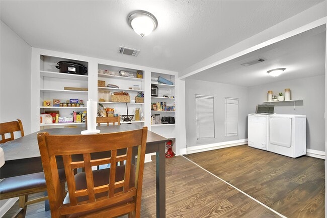 Building Photo - 1606 W 8th St