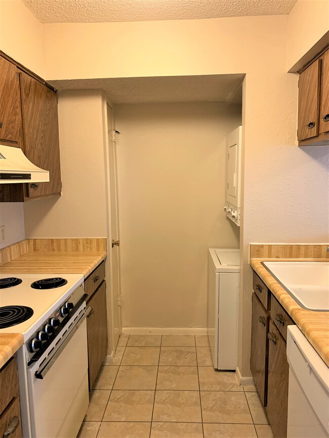 Building Photo - FIRST-FLOOR 2-BEDROOM AT WOODMONT TOWNHOMES