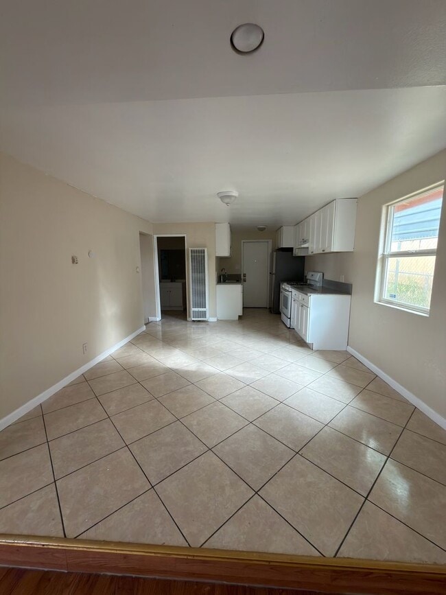 Building Photo - Single Story