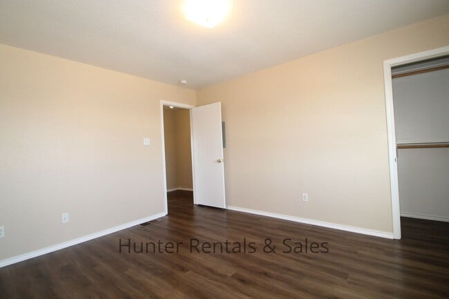Building Photo - Delightful Townhouse!