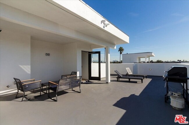 Building Photo - 2034 S Curson Ave