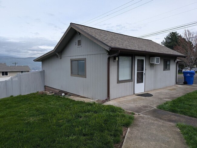 Building Photo - 1 Bedroom Pet-Friendly Casita (Plus Bonus Spaces!)