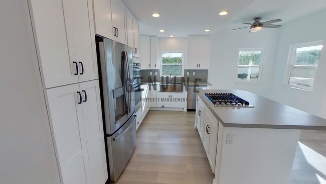 Building Photo - Beautiful 3BD 3.5BA Townhome in Newport Heights