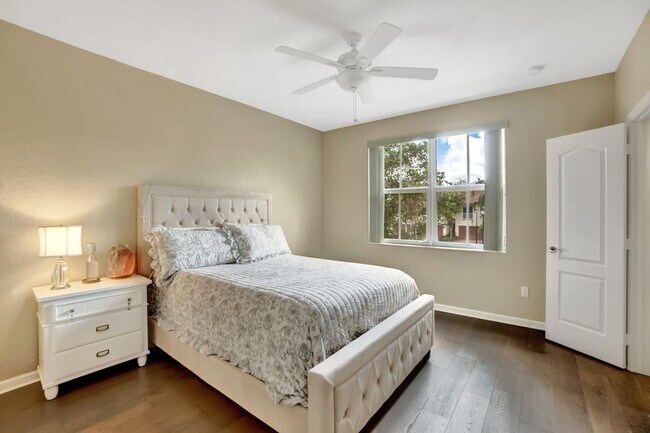 Building Photo - 117 E Prive Cir