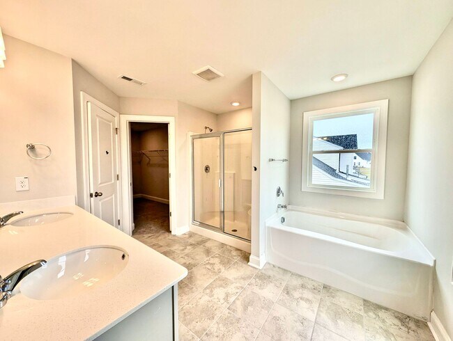 Building Photo - 722 Putney Hl Rd