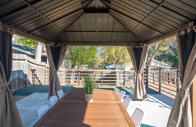 Building Photo - 136 Olive St