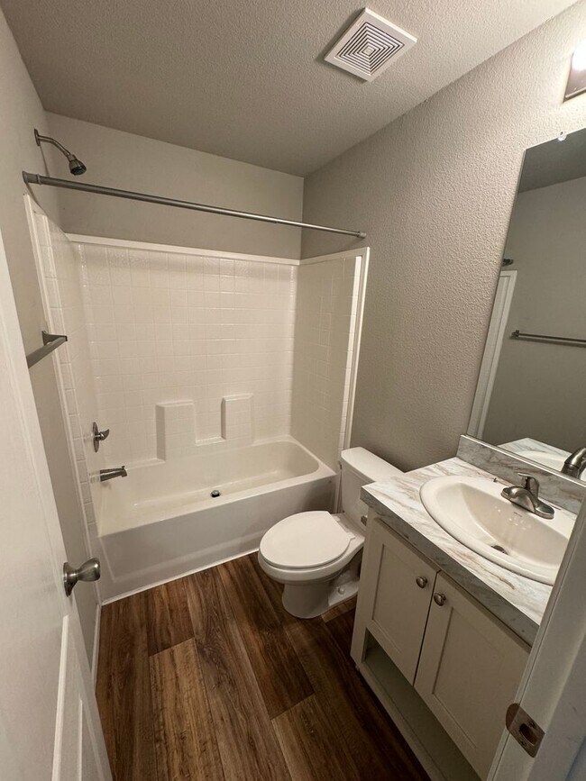 Building Photo - 2 bedroom, 2 Bath in the heart of town