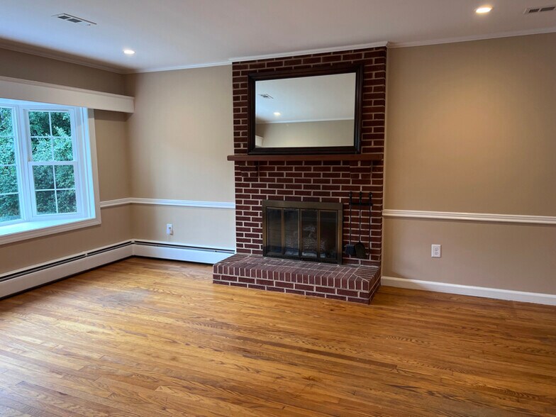 Building Photo - 707 Borden Rd