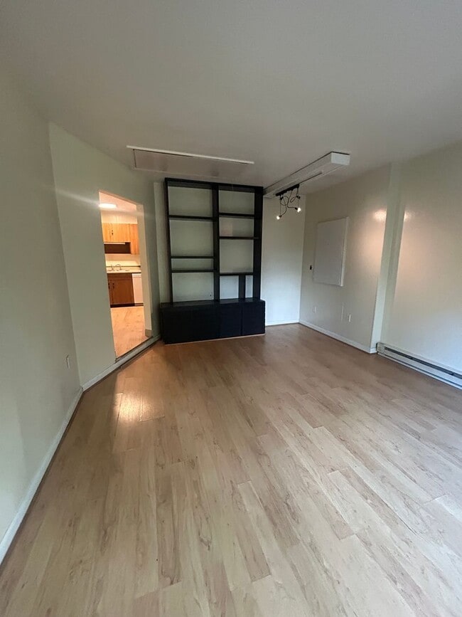 Building Photo - 3 bedroom, 2 bath Ranch House