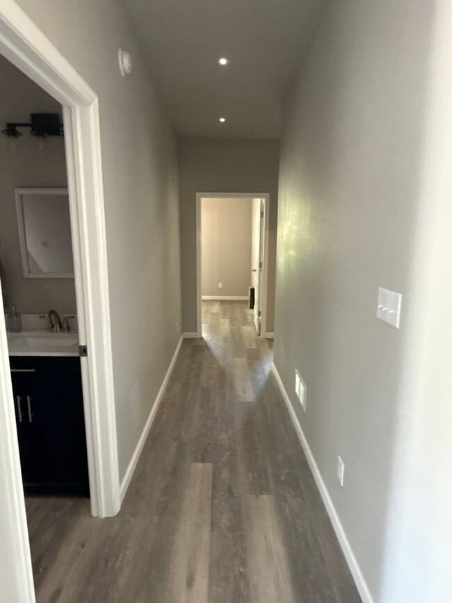 Building Photo - 3 Bedroom 2 Bath Home Newly Renovated