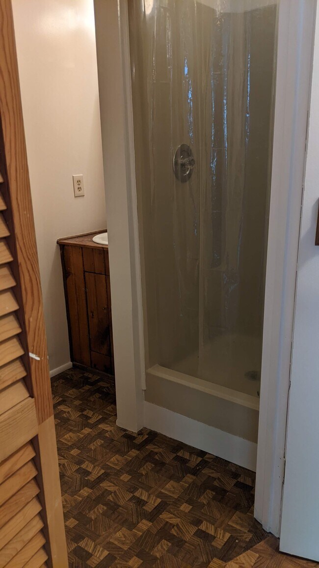 Building Photo - 2100 Glenn Spring Ct