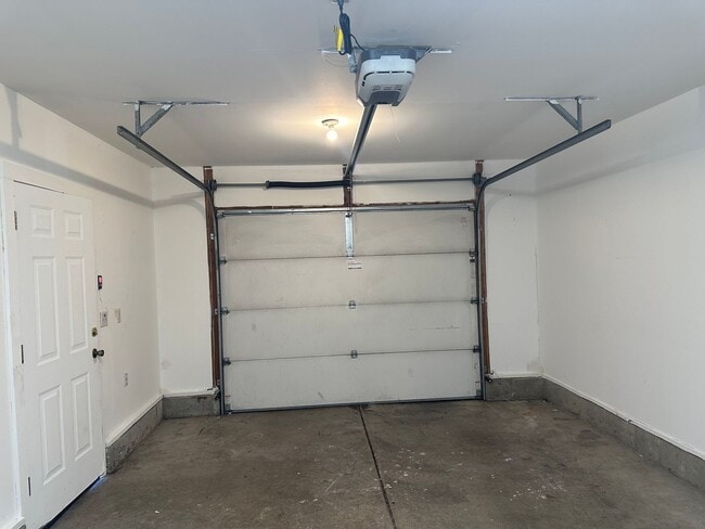 Building Photo - Beautifully updated 3 bedroom, 1 bath hous...