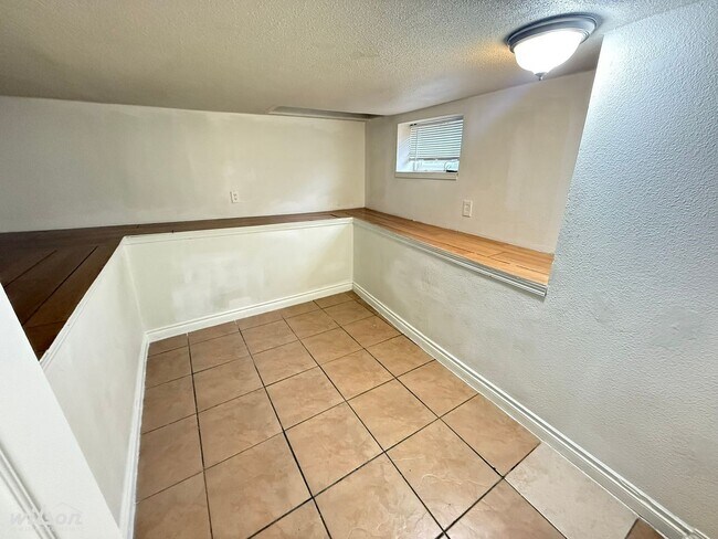 Building Photo - 506 S Naches Ave