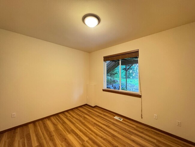 Building Photo - Spacious 4-Bedroom Home for Rent in Woodinville