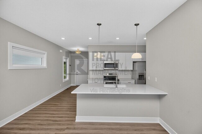 Building Photo - 5638 Fernwood Dr
