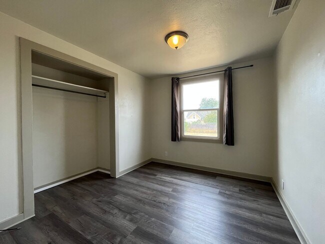 Building Photo - Pet friendly 2 Bedroom, 1 Bathroom with Sp...
