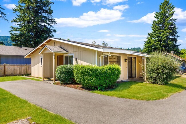 Primary Photo - Downtown Issaquah 2 Bedroom 1 Bath Duplex