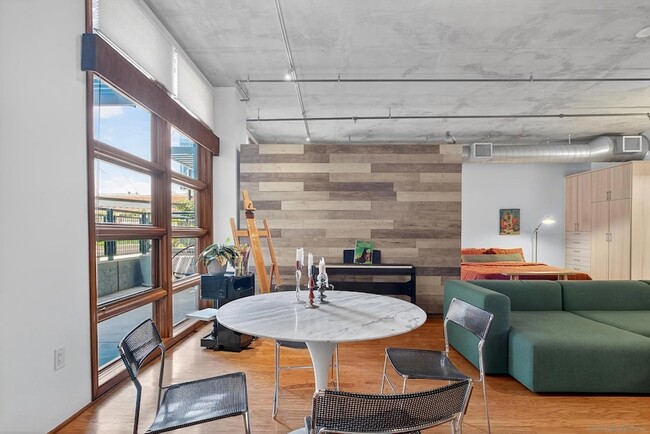 Building Photo - 877 Island Ave